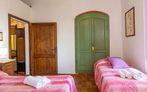 Campiglia Marittima 649: Möbel, Interior Design, Wand, Bett, Schlafzimmer, Decke, Holz, Fussboden, Flooring, Bettdecke