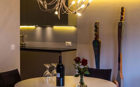 Waldhotel Fletschhorn Saas-Fee: Küche, Küchengerät, Countertop, Interior Design, Major Appliance, Flooring, Holz, Decke, Cabinetry, Light Fixture