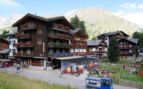Waldhotel Fletschhorn Saas-Fee: Gebäude, \Stadt, Urban Design, Gebirge, Bergdorf, Alpen, Ferienort