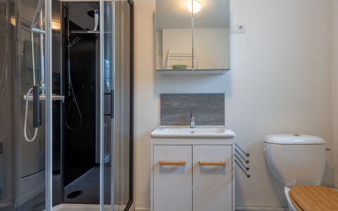 Vacances à la Mer pour Se Ressourcer: Badezimmer, Armatur, Bad Sink, Flooring, Interior Design, Fussboden, Sinken, Toilette, Zapfhahn, Spiegel