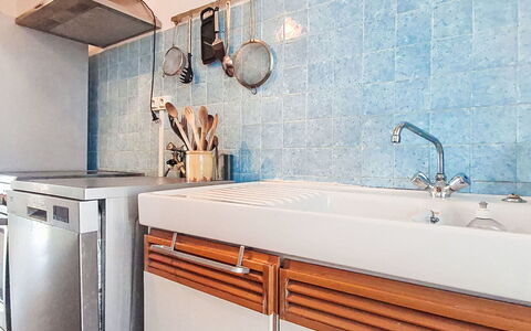 Baie du Soleil: Countertop, Küche, Flooring, Interior Design, Armatur, Fussboden, Zapfhahn, Sinken, Cabinetry, Fliese
