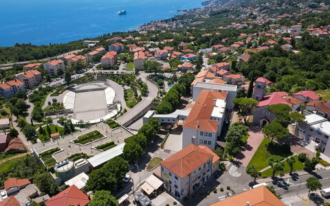 Opatija Matulji 406: Baum, Wohngebiet, Vogelperspektive, Landschaft, Stadtgebiet, Luftaufnahmen, \Stadt, Stadt, Nachbarschaft