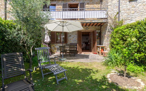 Steffi'S House: Haus, Strauch, Wohngebiet, Tür, Zuhause, Garten, Gartenmöbel, Hütte, Blumentopf