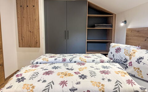 Leitner: Möbel, Bett, Schlafzimmer, Interior Design, Holz, Bedding, Bettdecke, Linens, Flooring, Fussboden