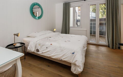 Résidence Terrazza 1: Möbel, Interior Design, Bett, Flooring, Schlafzimmer, Fussboden, Wand, Holz, Decke, Holzboden