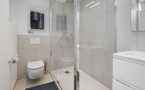Résidence Terrazza 1: Badezimmer, Interior Design, Flooring, Fussboden, Armatur, Wand, Badezimmerschrank, Spiegel, Toilette, Installation
