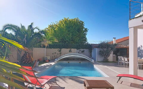 Les Roselières: Schwimmbad, Resort, Gartenmöbel, Verbundwerkstoff, Eco Hotel, Schatten, Freizeit, Hazienda, Stuhl, Sonnenliege