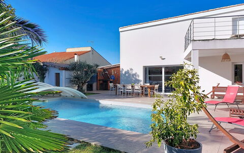 Les Roselières: Schwimmbad, Wohngebiet, Haus, Zuhause, Resort, Estate, Eco Hotel, Schatten, Hazienda, Gartenmöbel