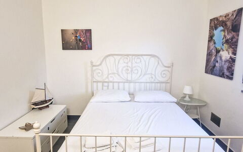 Le Radici Dell'Ulivo: Bett, Schlafzimmer, Bedding, Möbel, Bettdecke, Fussboden, Interior Design, Flooring, Bettrahmen, Zimmer
