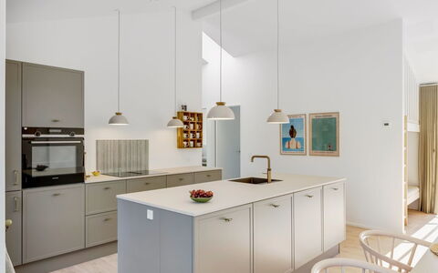Eida - 500M from the Sea: Küche, Flooring, Interior Design, Möbel, Holz, Fussboden, Countertop, Küchengerät, Decke, Cabinetry