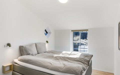 Eida - 500M from the Sea: Flooring, Fussboden, Schlafzimmer, Interior Design, Decke, Bett, Bedding, Bettdecke, Bettrahmen, Linens