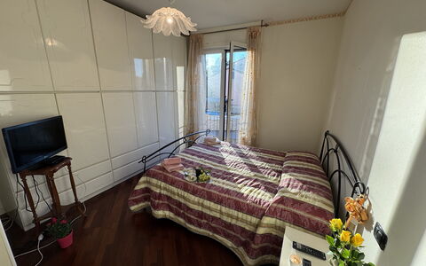 Al Civico 80: Bett, Möbel, Schlafzimmer, Interior Design, Fussboden, Flooring, Bettdecke, Zimmer, Bedding, Holz