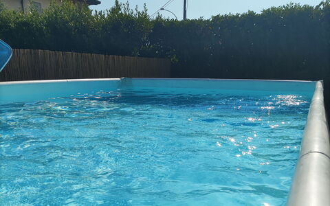 Villa Lory: Blau, Schwimmbad, Verbundwerkstoff, Freizeit, Water Feature, Schatten, Resort, Hinterhof