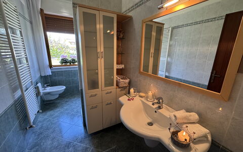Villa Lory: Armatur, Flooring, Sinken, Interior Design, Bad Sink, Fussboden, Zapfhahn, Badezimmer, Installation, Zimmer