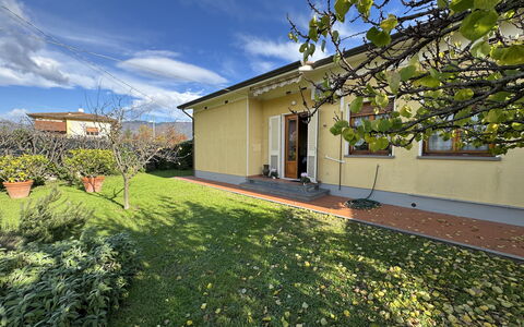 Villa Lory: Haus, Strauch, Wohngebiet, Zuhause, Garten, Ground, Rasen, Hütte, Garten, Auffahrt