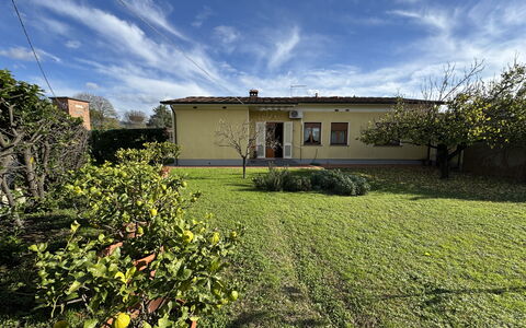 Villa Lory: Gras, Haus, Strauch, Grundstueck, Zuhause, Ländliches Gebiet, Garten, Rasen, Hütte, Estate