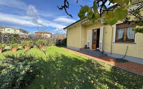 Villa Lory: Haus, Strauch, Wohngebiet, Zuhause, Garten, Ground, Rasen, Garten, Hinterhof, Landscaping