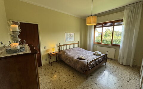 Villa Lory: Flooring, Fussboden, Holz, Interior Design, Bett, Schlafzimmer, Decke, Möbel, Zimmer, Beleuchtung