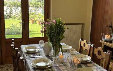 Villa Lory: Möbel, Geschirr, Tabelle, Interior Design, Stuhl, Esszimmer, Holz, Küche & Esszimmer Tisch, Tischdecke, Servierware