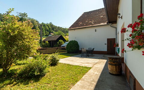 Forrest Haven Vodice: Haus, Hütte, Garten, Landscaping, Schatten, Hinterhof, Rasen, Garten, Bauernhaus, Auffahrt
