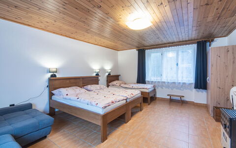 Forrest Haven Vodice: Schlafzimmer, Bett, Zuhause, Möbel, Decke, Bettrahmen, Bedding, Bettdecke, Hartholz, Hotel