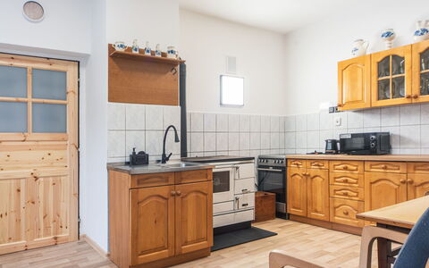 Forrest Haven Vodice: Flooring, Holz, Fussboden, Cabinetry, Major Appliance, Interior Design, Küche, Zimmer, Küchengerät, Schrank