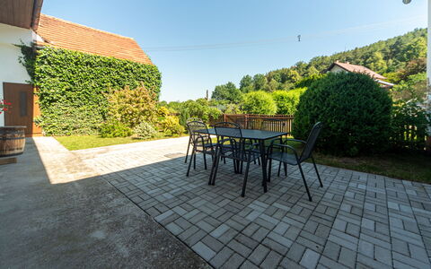 Forrest Haven Vodice: Flagstone, Garten, Hinterhof, Schatten, Backstein, Landscaping, Gartenmöbel, Garten, Hof, Tisch Im Freien