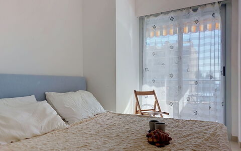 Jad: Möbel, Bett, Interior Design, Schlafzimmer, Fussboden, Wand, Bedding, Flooring, Bettdecke, Zimmer