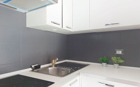Jad: Küche, Countertop, Küchengerät, Wand, Cabinetry, Interior Design, Holz, Major Appliance, Flooring, Herd