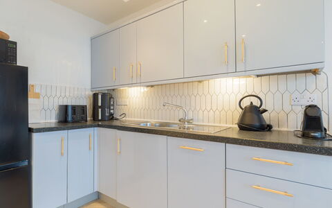 No.4 Ocean Heights: Küche, Countertop, Küchengerät, Major Appliance, Cabinetry, Flooring, Interior Design, Holz, Herd, Fussboden