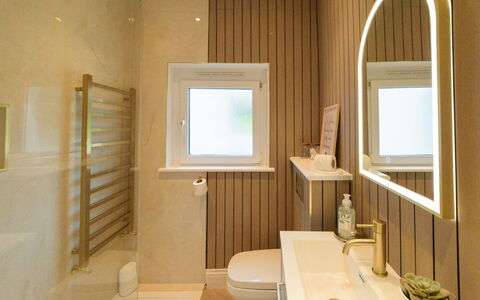 No.4 Ocean Heights: Wand, Flooring, Armatur, Badezimmer, Interior Design, Holz, Fussboden, Spiegel, Beleuchtung, Light Fixture