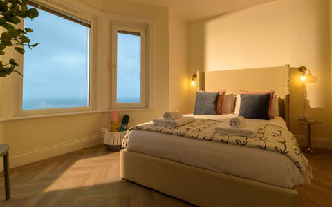 No.4 Ocean Heights: Interior Design, Holz, Möbel, Fussboden, Decke, Flooring, Zimmer, Beleuchtung, Schlafzimmer, Bett