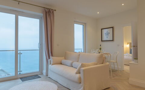 No.4 Ocean Heights: Möbel, Flooring, Interior Design, Fussboden, Wohnung, Zimmer, Beleuchtung, Decke, Wohnzimmer, Tabelle
