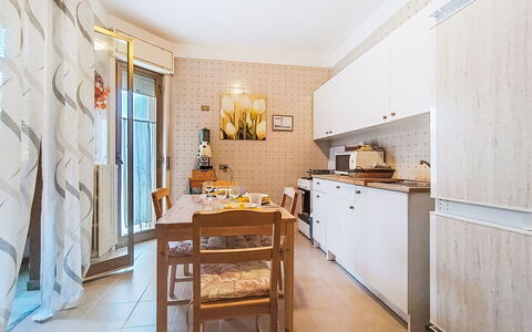 Happy House: Interior Design, Flooring, Möbel, Fussboden, Holz, Decke, Zimmer, Beleuchtung, Countertop, Küche