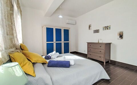 Scrusciu Do Vientu: Möbel, Bett, Interior Design, Schlafzimmer, Flooring, Fussboden, Bettdecke, Bedding, Holz, Zimmer