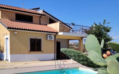 Scrusciu Do Vientu: Schwimmbad, Wohngebiet, Haus, Zuhause, Dach, Resort, Tür, Schatten, Estate, Freizeit