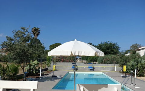 Scrusciu Do Vientu: Schwimmbad, Regenschirm, Gartenmöbel, Schatten, Möbel, Resort, Verbundwerkstoff, Sonnenliege, Stuhl, Freizeit
