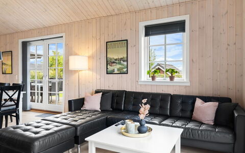 Rixa - 350M from the Sea: Möbel, Holz, Interior Design, Couch, Wohnzimmer, Zuhause, Flooring, Tabelle, Holzboden, Fussboden
