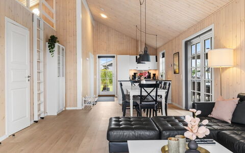 Rixa - 350M from the Sea: Holz, Holzboden, Flooring, Zuhause, Laminatboden, Decke, Hartholz, Wohnzimmer, Planke, Holzbeize