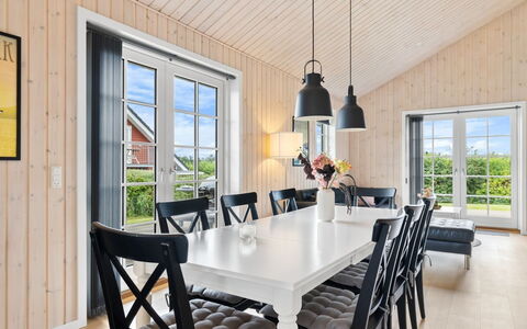 Rixa - 350M from the Sea: Zuhause, Möbel, Decke, Küche & Esszimmer Tisch, Light Fixture, Esszimmer, Stuhl, Holzboden, Leuchter, Hartholz