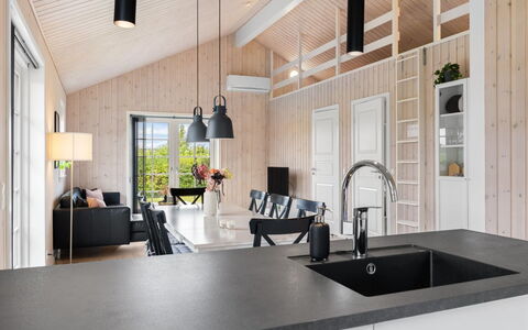 Rixa - 350M from the Sea: Holz, Flooring, Küche, Countertop, Holzboden, Küche & Esszimmer Tisch, Hartholz, Zapfhahn, Natürliches Material, Stuhl