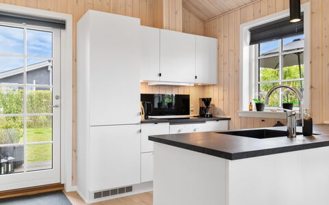 Rixa - 350M from the Sea: Holz, Küche, Countertop, Küchengerät, Flooring, Armatur, Zapfhahn, Sinken, Major Appliance, Installation