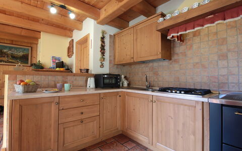 Chalet Genzianella: Möbel, Küche, Flooring, Countertop, Cabinetry, Interior Design, Holz, Fussboden, Zimmer, Decke