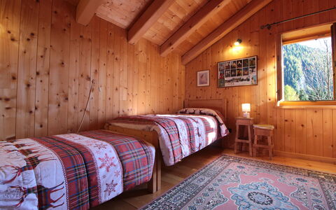 Chalet Genzianella: Holz, Zuhause, Haus, Hütte, Schlafzimmer, Hartholz, Holzbeize, Blockhaus, Bett, Bettdecke