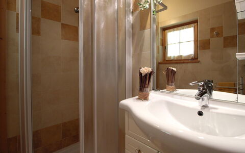 Chalet Genzianella: Badezimmer, Armatur, Interior Design, Bad Sink, Wand, Sinken, Flooring, Spiegel, Fussboden, Zapfhahn
