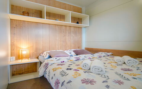 Jasna: Bett, Interior Design, Schlafzimmer, Möbel, Wand, Bettdecke, Bedding, Holz, Flooring, Fussboden