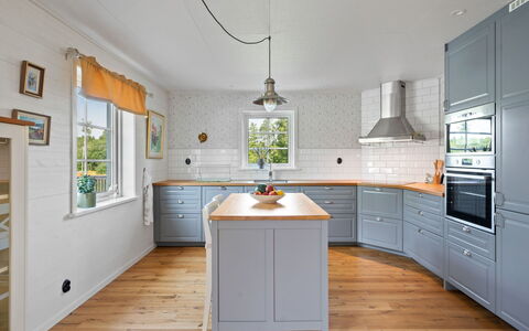 Teåker: Flooring, Küche, Holz, Cabinetry, Fussboden, Küchengerät, Interior Design, Countertop, Schublade, Zuhause