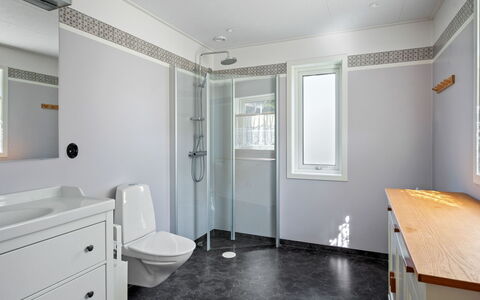 Teåker: Flooring, Armatur, Interior Design, Fussboden, Badezimmer, Decke, Sinken, Installation, Badezimmerschrank, Light Fixture
