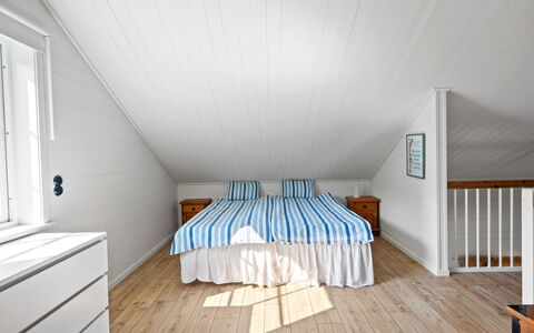 Teåker: Flooring, Fussboden, Interior Design, Holz, Decke, Holzboden, Schlafzimmer, Zimmer, Bett, Möbel