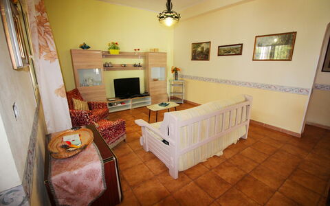 Villa Floridia: Möbel, Interior Design, Flooring, Holz, Fussboden, Zimmer, Couch, Beleuchtung, Wohnzimmer, Bilderrahmen